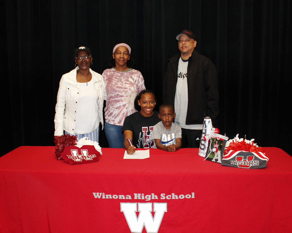Garron Signs with HCC  to Cheer